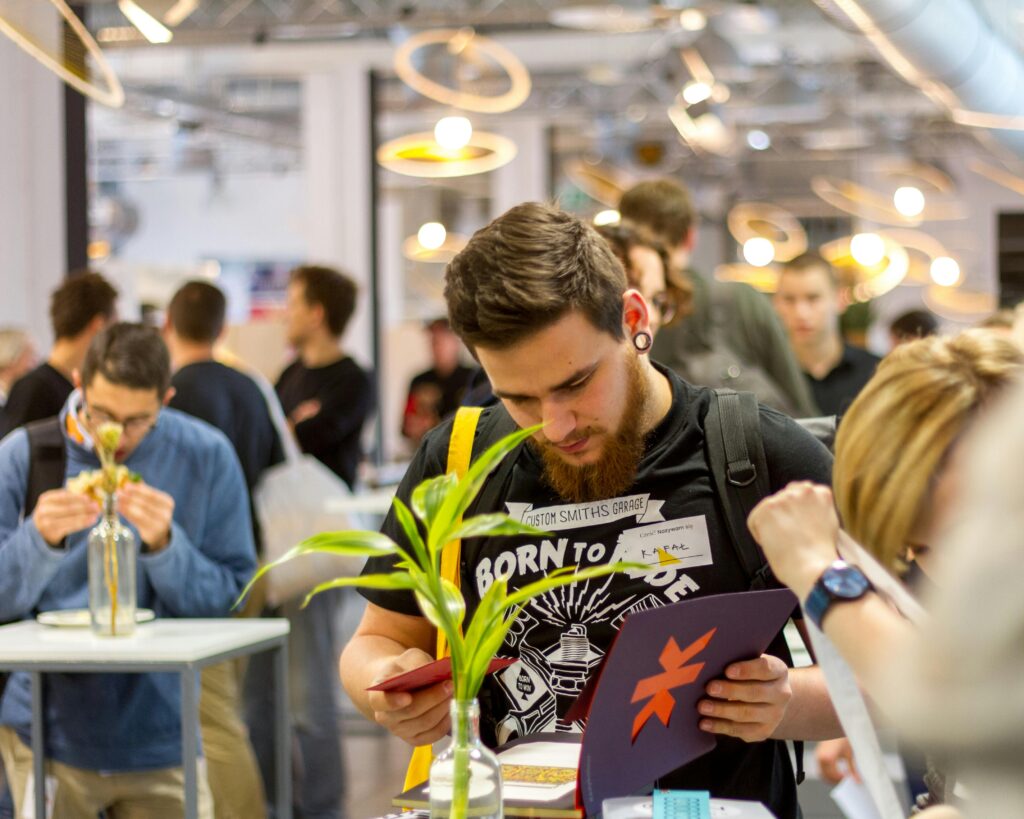 10 Reasons to Hire an Event Planner in Singapore, Socializing at a Event
